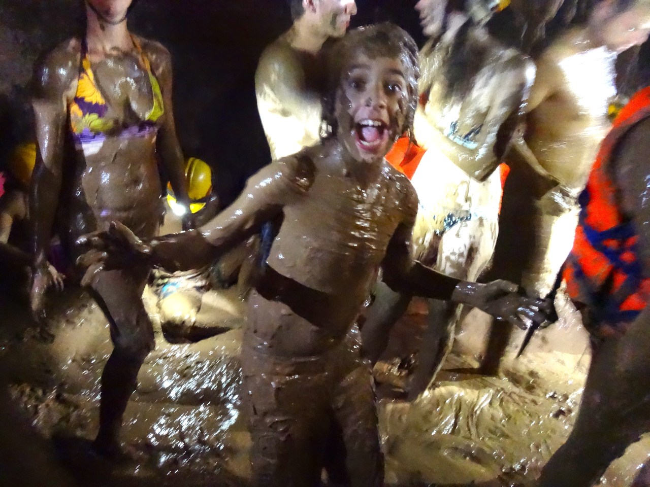 Un bain total d'argile au fond d'une caverne...